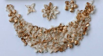 Fiori e Perle. Bordo Collana Floreale di 12 cm. Stampo in silicone