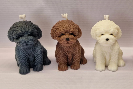 Candele artigianali a forma di cucciolo in tre colori, realizzate con cera naturale al 100%, made in Italy.