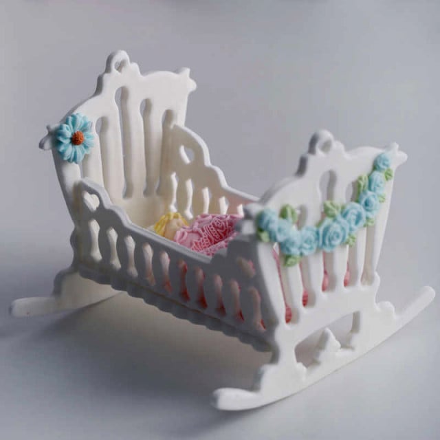 Culla a dondolo. Tagliapasta in metallo