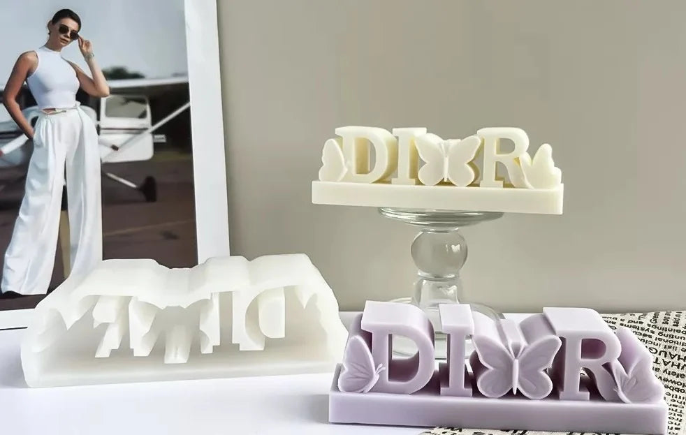 Stampo scritta Logo Dior con Farfalle