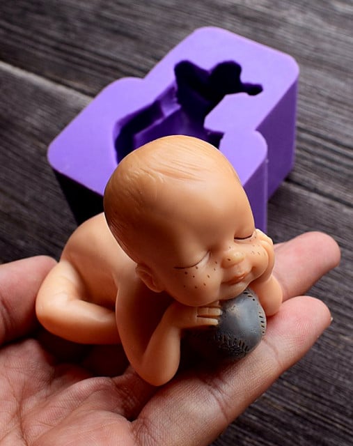 Neonato sulla Palla. Stampo in silicone ad alta definizione