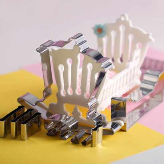 Culla a dondolo. Tagliapasta in metallo