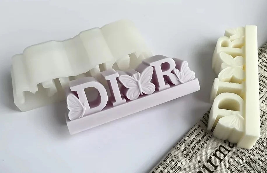 Stampo scritta Logo Dior con Farfalle