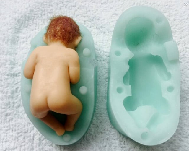 Neonato che dorme con piedi in alto. Stampo in silicone ad alta definizione