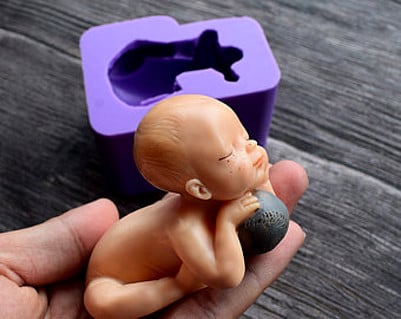 Neonato sulla Palla. Stampo in silicone ad alta definizione