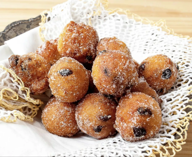 frittelle dolci di pasqua,come pettole, artigianali,al limone, mele e uvetta.