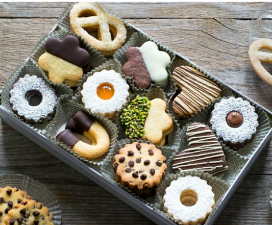 biscotti artigianali secchi al cioccolato o marmellata, frutta candita.